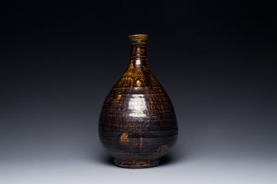 A Korean monochrome brown-glazed bottle vase, Goryeo, 15/16th C.
