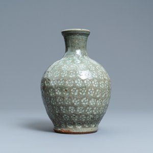A Korean slip-inlaid celadon vase, probably Joseon, 18th C. — photo 1