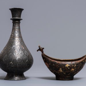 A lacquered brass 'kashkul' begging cup, Iran, and a bidriware vase, India, 18/19th C. — 照片 4