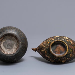 A lacquered brass 'kashkul' begging cup, Iran, and a bidriware vase, India, 18/19th C. — 照片 6