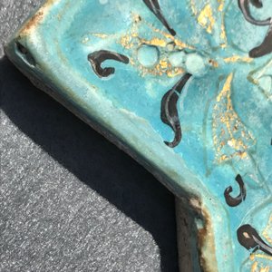 A Lajvardina-glazed star-shaped turquoise ground tile, Kashan, Iran, 13th C. — photo 5