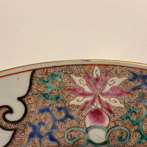 A large and deep Chinese famille rose dish, Yongzheng — photo 4