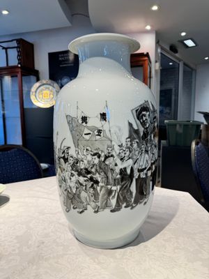 A large and extremely rare Chinese grisaille vase, signed Wang Xiaofan 王曉凡, Jiangxi Ciye Gongsi 江西瓷業公司 mark, dated 1950 — photo 1