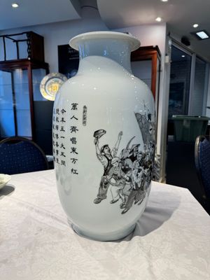 A large and extremely rare Chinese grisaille vase, signed Wang Xiaofan 王曉凡, Jiangxi Ciye Gongsi 江西瓷業公司 mark, dated 1950 — photo 2