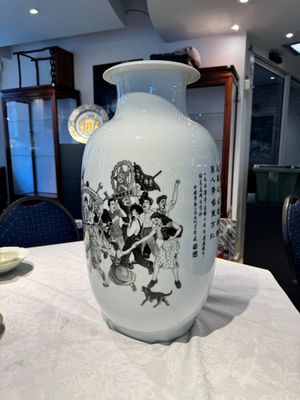 A large and extremely rare Chinese grisaille vase, signed Wang Xiaofan 王曉凡, Jiangxi Ciye Gongsi 江西瓷業公司 mark, dated 1950 — photo 4