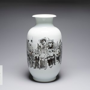 A large and extremely rare Chinese grisaille vase, signed Wang Xiaofan 王曉凡, Jiangxi Ciye Gongsi 江西瓷業公司 mark, dated 1950 — photo 1