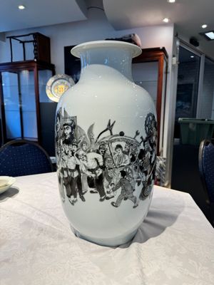 A large and extremely rare Chinese grisaille vase, signed Wang Xiaofan 王曉凡, Jiangxi Ciye Gongsi 江西瓷業公司 mark, dated 1950 — photo 5