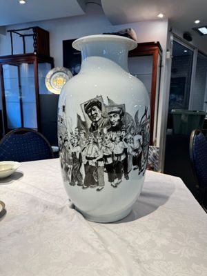 A large and extremely rare Chinese grisaille vase, signed Wang Xiaofan 王曉凡, Jiangxi Ciye Gongsi 江西瓷業公司 mark, dated 1950 — photo 6