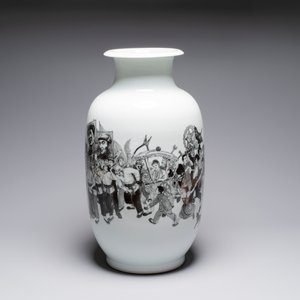 A large and extremely rare Chinese grisaille vase, signed Wang Xiaofan 王曉凡, Jiangxi Ciye Gongsi 江西瓷業公司 mark, dated 1950 — photo 2