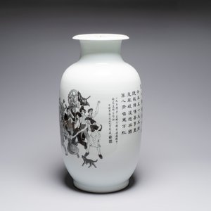 A large and extremely rare Chinese grisaille vase, signed Wang Xiaofan 王曉凡, Jiangxi Ciye Gongsi 江西瓷業公司 mark, dated 1950 — photo 3