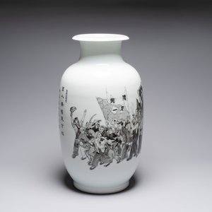 A large and extremely rare Chinese grisaille vase, signed Wang Xiaofan 王曉凡, Jiangxi Ciye Gongsi 江西瓷業公司 mark, dated 1950 — photo 5