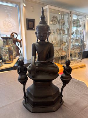 A large and fine Burmese bronze Buddha with two servants, 16/17th C. — 照片 1
