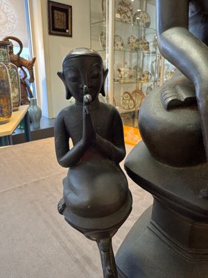 A large and fine Burmese bronze Buddha with two servants, 16/17th C. — 照片 4