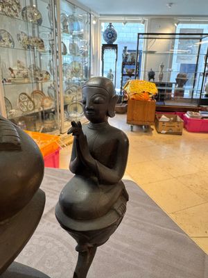 A large and fine Burmese bronze Buddha with two servants, 16/17th C. — 照片 5