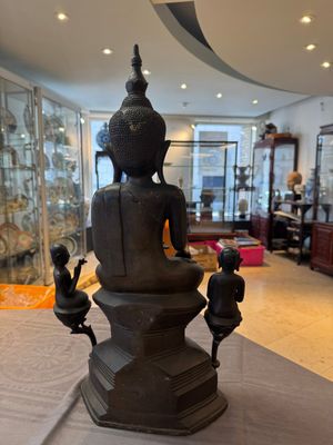 A large and fine Burmese bronze Buddha with two servants, 16/17th C. — 照片 7