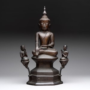 A large and fine Burmese bronze Buddha with two servants, 16/17th C. — 照片 1
