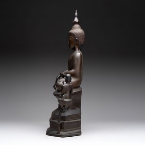A large and fine Burmese bronze Buddha with two servants, 16/17th C. — 照片 2