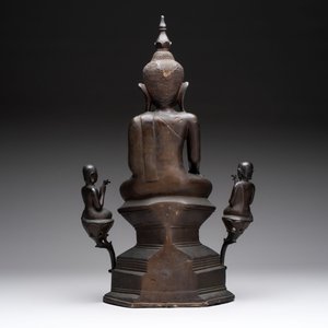 A large and fine Burmese bronze Buddha with two servants, 16/17th C. — 照片 3