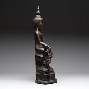 A large and fine Burmese bronze Buddha with two servants, 16/17th C. — 照片 4