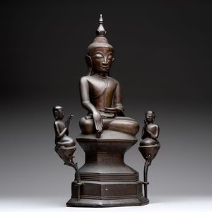 A large and fine Burmese bronze Buddha with two servants, 16/17th C. — 照片 5