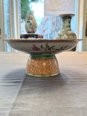 A large and fine Chinese Canton famille rose 'birds among flowering branches' Bencharong tazza for the Thai market, 19th C. — photo 1