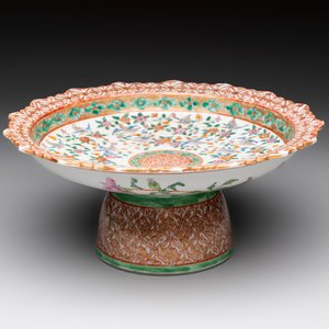 A large and fine Chinese Canton famille rose 'birds among flowering branches' Bencharong tazza for the Thai market, 19th C. — photo 1
