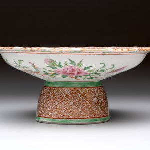A large and fine Chinese Canton famille rose 'birds among flowering branches' Bencharong tazza for the Thai market, 19th C. — photo 5