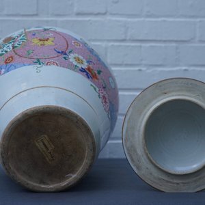 A large and fine Chinese famille rose baluster vase and cover, Yongzheng/Qianlong — 照片 39