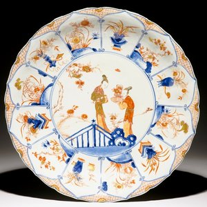 A large and fine Chinese Imari-style dish with ladies in a garden, Kangxi/Yongzheng — photo 1
