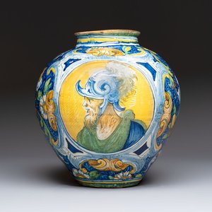 A large and fine Italian maiolica drug jar or 'vaso a palla' with two male portrait busts, workshop of Maestro Domenico, Venice, 3rd quarter 16th C. — photo 1