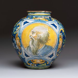 A large and fine Italian maiolica drug jar or 'vaso a palla' with two male portrait busts, workshop of Maestro Domenico, Venice, 3rd quarter 16th C. — photo 3