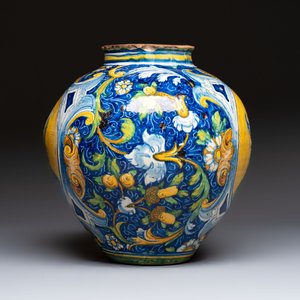 A large and fine Italian maiolica drug jar or 'vaso a palla' with two male portrait busts, workshop of Maestro Domenico, Venice, 3rd quarter 16th C. — photo 4