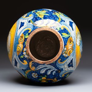 A large and fine Italian maiolica drug jar or 'vaso a palla' with two male portrait busts, workshop of Maestro Domenico, Venice, 3rd quarter 16th C. — photo 5