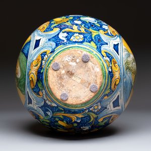 A large and fine Italian maiolica drug jar or 'vaso a palla' with two male portrait busts, workshop of Maestro Domenico, Venice, 3rd quarter 16th C. — photo 6