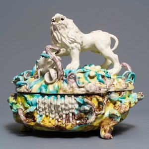 A large and impressive Brussels faience tureen with a lion fighting a dog, 1st half 18th C. — 照片 2