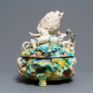 A large and impressive Brussels faience tureen with a lion fighting a dog, 1st half 18th C. — 照片 5