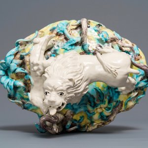 A large and impressive Brussels faience tureen with a lion fighting a dog, 1st half 18th C. — 照片 8