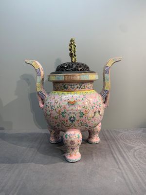 A large and impressive Chinese famille rose 'bajixiang and lotus scroll' censer with a wooden cover, Jiaqing mark and of the period — photo 1