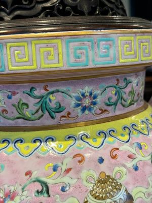 A large and impressive Chinese famille rose 'bajixiang and lotus scroll' censer with a wooden cover, Jiaqing mark and of the period — photo 13