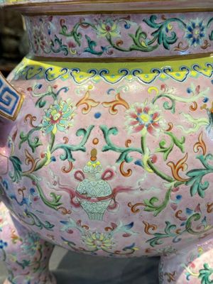 A large and impressive Chinese famille rose 'bajixiang and lotus scroll' censer with a wooden cover, Jiaqing mark and of the period — photo 14