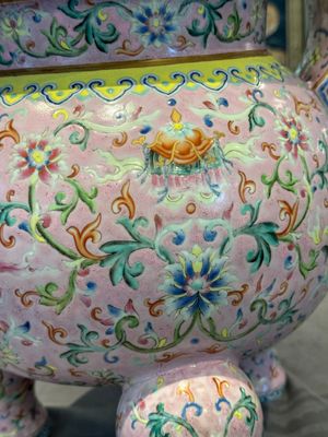 A large and impressive Chinese famille rose 'bajixiang and lotus scroll' censer with a wooden cover, Jiaqing mark and of the period — photo 15