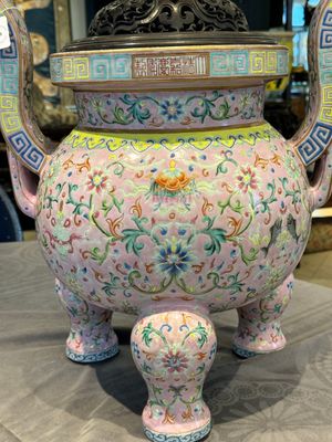 A large and impressive Chinese famille rose 'bajixiang and lotus scroll' censer with a wooden cover, Jiaqing mark and of the period — photo 16