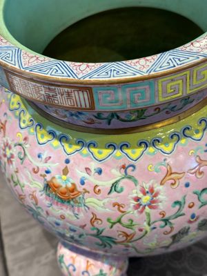 A large and impressive Chinese famille rose 'bajixiang and lotus scroll' censer with a wooden cover, Jiaqing mark and of the period — photo 18
