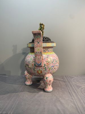 A large and impressive Chinese famille rose 'bajixiang and lotus scroll' censer with a wooden cover, Jiaqing mark and of the period — photo 2