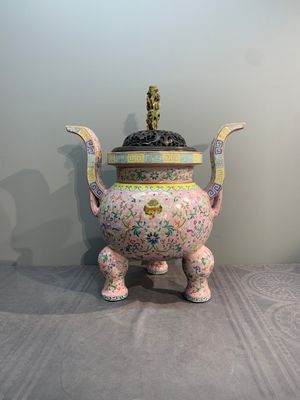 A large and impressive Chinese famille rose 'bajixiang and lotus scroll' censer with a wooden cover, Jiaqing mark and of the period — photo 3
