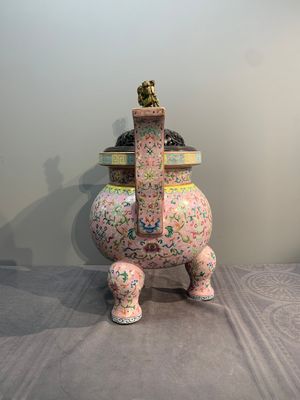 A large and impressive Chinese famille rose 'bajixiang and lotus scroll' censer with a wooden cover, Jiaqing mark and of the period — photo 4