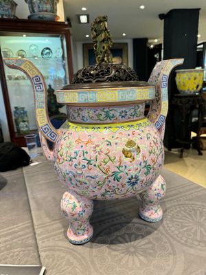 A large and impressive Chinese famille rose 'bajixiang and lotus scroll' censer with a wooden cover, Jiaqing mark and of the period — photo 10