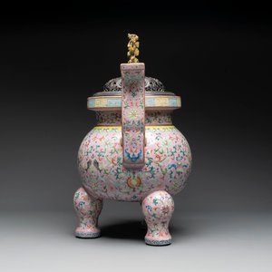A large and impressive Chinese famille rose 'bajixiang and lotus scroll' censer with a wooden cover, Jiaqing mark and of the period — photo 11