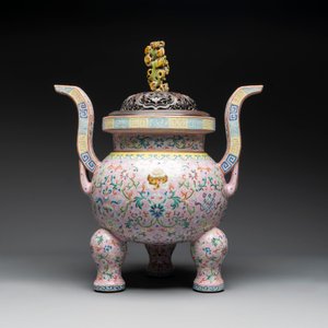 A large and impressive Chinese famille rose 'bajixiang and lotus scroll' censer with a wooden cover, Jiaqing mark and of the period — photo 12