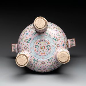 A large and impressive Chinese famille rose 'bajixiang and lotus scroll' censer with a wooden cover, Jiaqing mark and of the period — photo 15